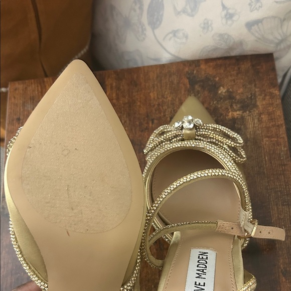 NWOB Steve Madden Gold Heels with Rhinestone Bow. Missing a few stones. Size 7 - Picture 3 of 5